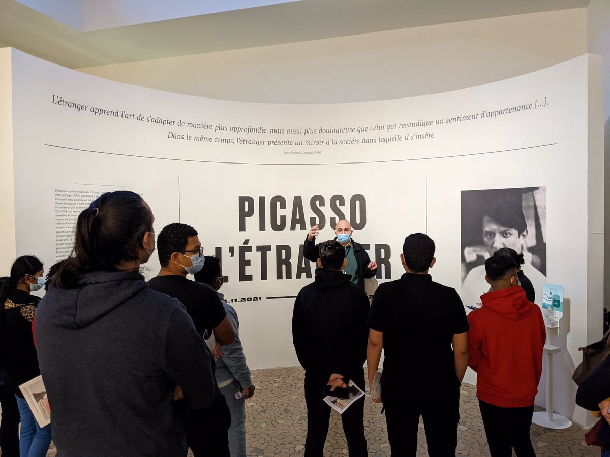 LigueParisEduc's tweet image. Aujourd’hui la classe UPE2A du lycée Fernand-Nadia Léger @VilleArgenteuil @valdoise visite l'expo « Picasso l'étranger »@MNHIParis @PPDoree @Mairie12Paris : les 10 élèves s’apprêtent à faire un projet sur les parcours migratoires en écho à leur propre histoire / #AlterEgoRatio