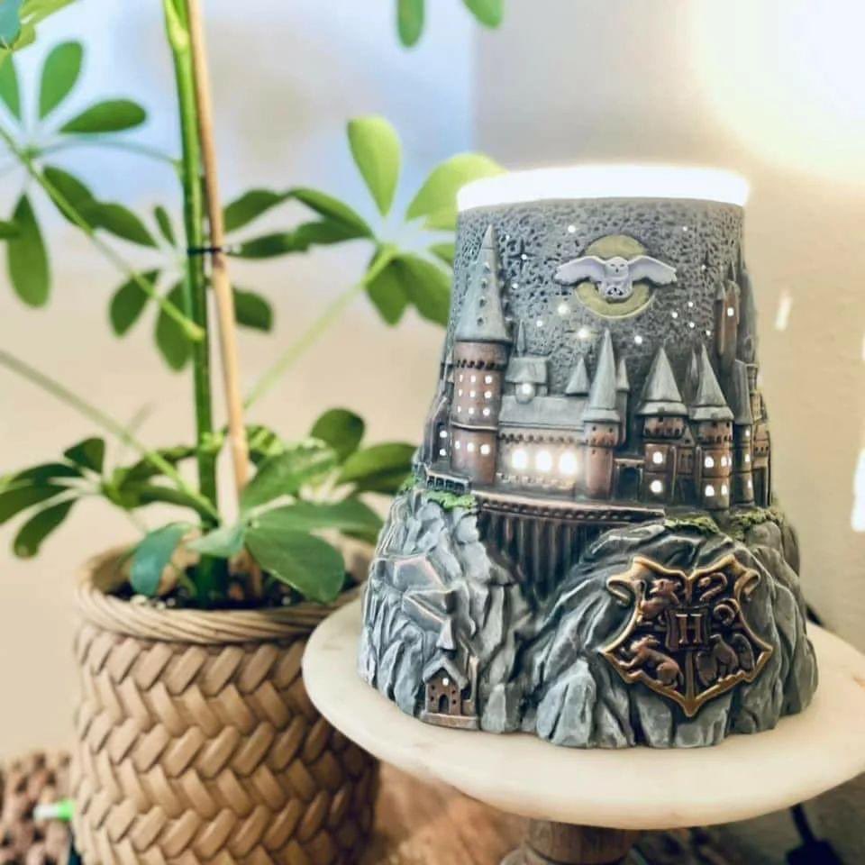 Berni on X: If you pre-ordered the Harry Potter Hogwarts Scentsy warmer  with me, they've started shipping and are on the way!!! I love the details  in this!!!  / X