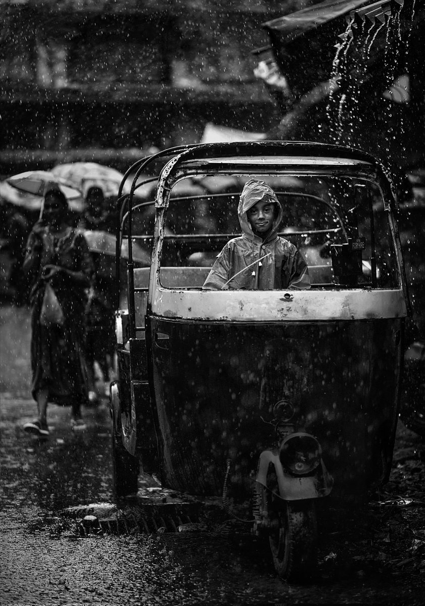 GM Fam. Do love to shoot in the rain, we know it is risky but the end results are quite amazing. Do share your rainy day shots with me and include links if listed. Let's see if we can connect to prospective buyers through RTs 😊 #NFT 

foundation.app/@Deckle_Edge/f…