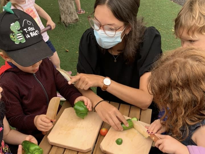 ENJEUquebec's tweet photo. Le CPE La Becquée, certifié #CPEdurable, n'a conçu pas 1, pas 2... mais bien 3 potagers urbains dans ses installations à Limoilou et à St-Isidore! 😍🥕 https://t.co/F3SlmIrM4J #alimentation #CPE #environnement https://t.co/q4SMbHIBaL