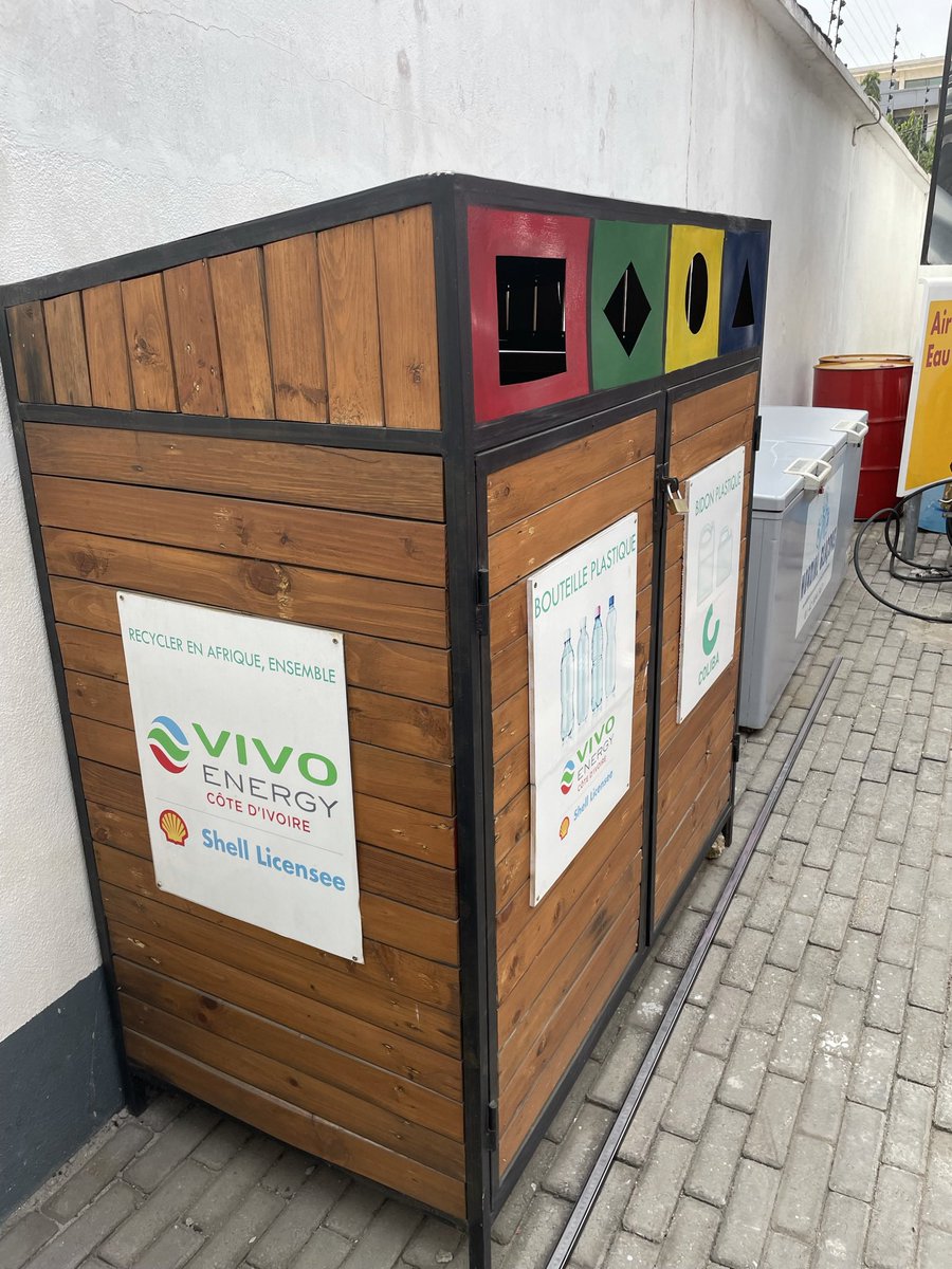 DomieKouaho's tweet photo. #teamAbidjan , n’oubliez pas de passer dans les stations Shell pour jeter vos bouteilles et bidons plastiques dans la box ci-dessous . #recyclage #plastiques #civ225 #coliba #vivoenergy #cotedivoire https://t.co/dBsVYP9T4k
