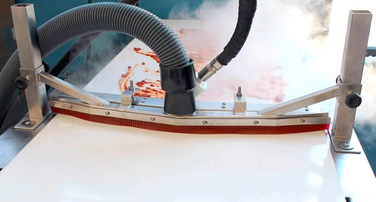 InnoviBV's tweet photo. Wist U…. dat u uw transportbanden veel sneller en beter kan reinigen met stoom?
Geen chemie, 85% water besparing, sterk ontsmettend én schoon en droog in 1 arbeidsgang. Zelfs te gebruiken tijdens productie.

Een echte dieptewerking. En…. geen versmering.
https://t.co/KPYez4w7C1 https://t.co/jXSvUHdWQS
