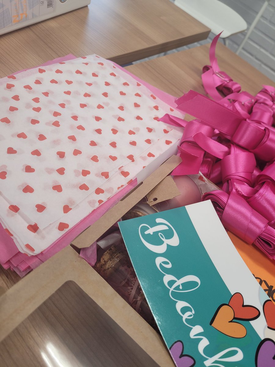 Heel veel aanmeldingen voor onze Valentijnsactie! Een boodschap voor iemand die je in het zonnetje wilt zetten. Hier de voorbereiding voor verspreiding in volle gang. @ElkWelzijn