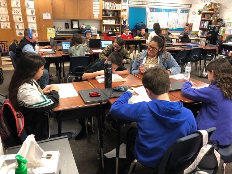 OwensTylerISD's tweet photo. Our fifth graders are enjoying have the UT phase 3 students in the classroom! ๐โ๏ธ๐ฉโ๐ซ #learningtogether #FantasticFifth #UTstudents #OwensElementary https://t.co/6rOxy4nh1B