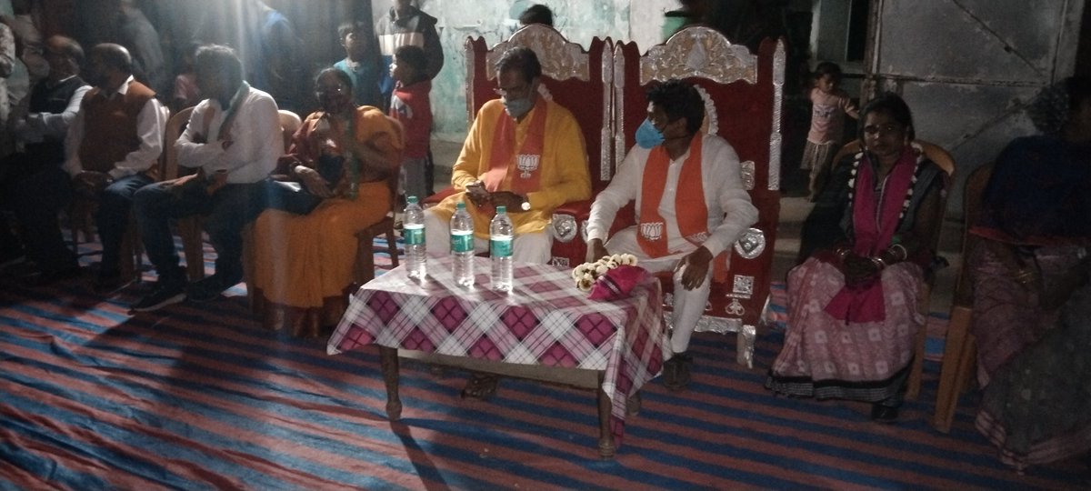 MahalingMukesh's tweet photo. ପୁଇଁତଲା ଜିଲ୍ଲା ପରିଷଦ 18 ନମ୍ବର(ପୁଇଁତଲା ମଣ୍ଡଳ)ଜୋନରେ ବିଜେପି ପ୍ରାର୍ଥୀନୀ ପୁଷ୍ପାଞ୍ଜଳି ନନ୍ଦ ଙ୍କୁ ପଦ୍ମଫୁଲ ଚିହ୍ନରେ ବିପୁଳ ପରିମାଣରେ ଭୋଟ ଦେଇ ବିଜୟୀ କରିବାପାଇଁ ପୂର୍ବତନ ମନ୍ତ୍ରୀ ତଥା ବରିଷ୍ଠ ନେତା ମହାରାଜା କନକ ବର୍ଦ୍ଧନ ସିଂଦେଓଜୀ ଙ୍କ ସହ ଅର୍ଜୁଣ୍ଡା ଗ୍ରାମର ଘର କୁ ଘର ବୁଲି ଭୋଟ ପ୍ରଚାର କଲୁ।

#Vote4BJP https://t.co/Va8BZkvfDy