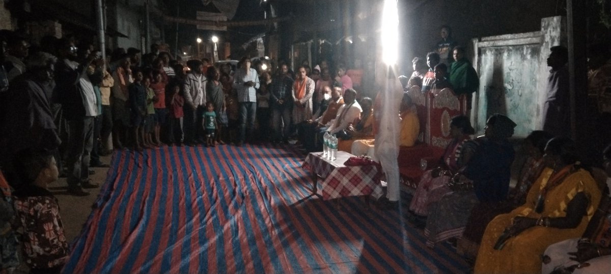 MahalingMukesh's tweet photo. ପୁଇଁତଲା ଜିଲ୍ଲା ପରିଷଦ 18 ନମ୍ବର(ପୁଇଁତଲା ମଣ୍ଡଳ)ଜୋନରେ ବିଜେପି ପ୍ରାର୍ଥୀନୀ ପୁଷ୍ପାଞ୍ଜଳି ନନ୍ଦ ଙ୍କୁ ପଦ୍ମଫୁଲ ଚିହ୍ନରେ ବିପୁଳ ପରିମାଣରେ ଭୋଟ ଦେଇ ବିଜୟୀ କରିବାପାଇଁ ପୂର୍ବତନ ମନ୍ତ୍ରୀ ତଥା ବରିଷ୍ଠ ନେତା ମହାରାଜା କନକ ବର୍ଦ୍ଧନ ସିଂଦେଓଜୀ ଙ୍କ ସହ ଅର୍ଜୁଣ୍ଡା ଗ୍ରାମର ଘର କୁ ଘର ବୁଲି ଭୋଟ ପ୍ରଚାର କଲୁ।

#Vote4BJP https://t.co/Va8BZkvfDy