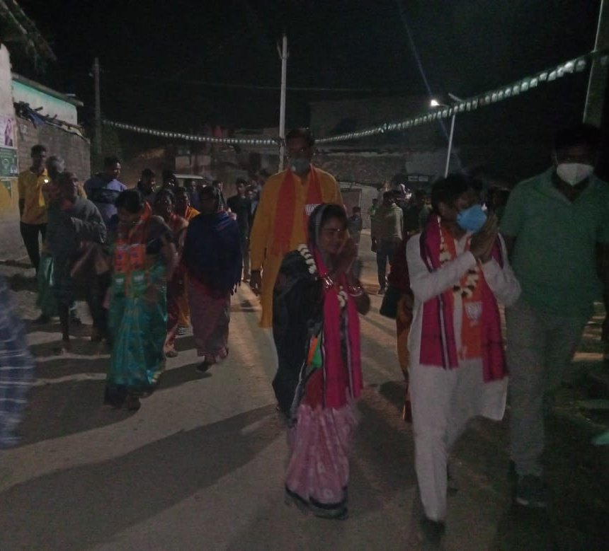 MahalingMukesh's tweet photo. ପୁଇଁତଲା ଜିଲ୍ଲା ପରିଷଦ 18 ନମ୍ବର(ପୁଇଁତଲା ମଣ୍ଡଳ)ଜୋନରେ ବିଜେପି ପ୍ରାର୍ଥୀନୀ ପୁଷ୍ପାଞ୍ଜଳି ନନ୍ଦ ଙ୍କୁ ପଦ୍ମଫୁଲ ଚିହ୍ନରେ ବିପୁଳ ପରିମାଣରେ ଭୋଟ ଦେଇ ବିଜୟୀ କରିବାପାଇଁ ପୂର୍ବତନ ମନ୍ତ୍ରୀ ତଥା ବରିଷ୍ଠ ନେତା ମହାରାଜା କନକ ବର୍ଦ୍ଧନ ସିଂଦେଓଜୀ ଙ୍କ ସହ ଅର୍ଜୁଣ୍ଡା ଗ୍ରାମର ଘର କୁ ଘର ବୁଲି ଭୋଟ ପ୍ରଚାର କଲୁ।

#Vote4BJP https://t.co/Va8BZkvfDy