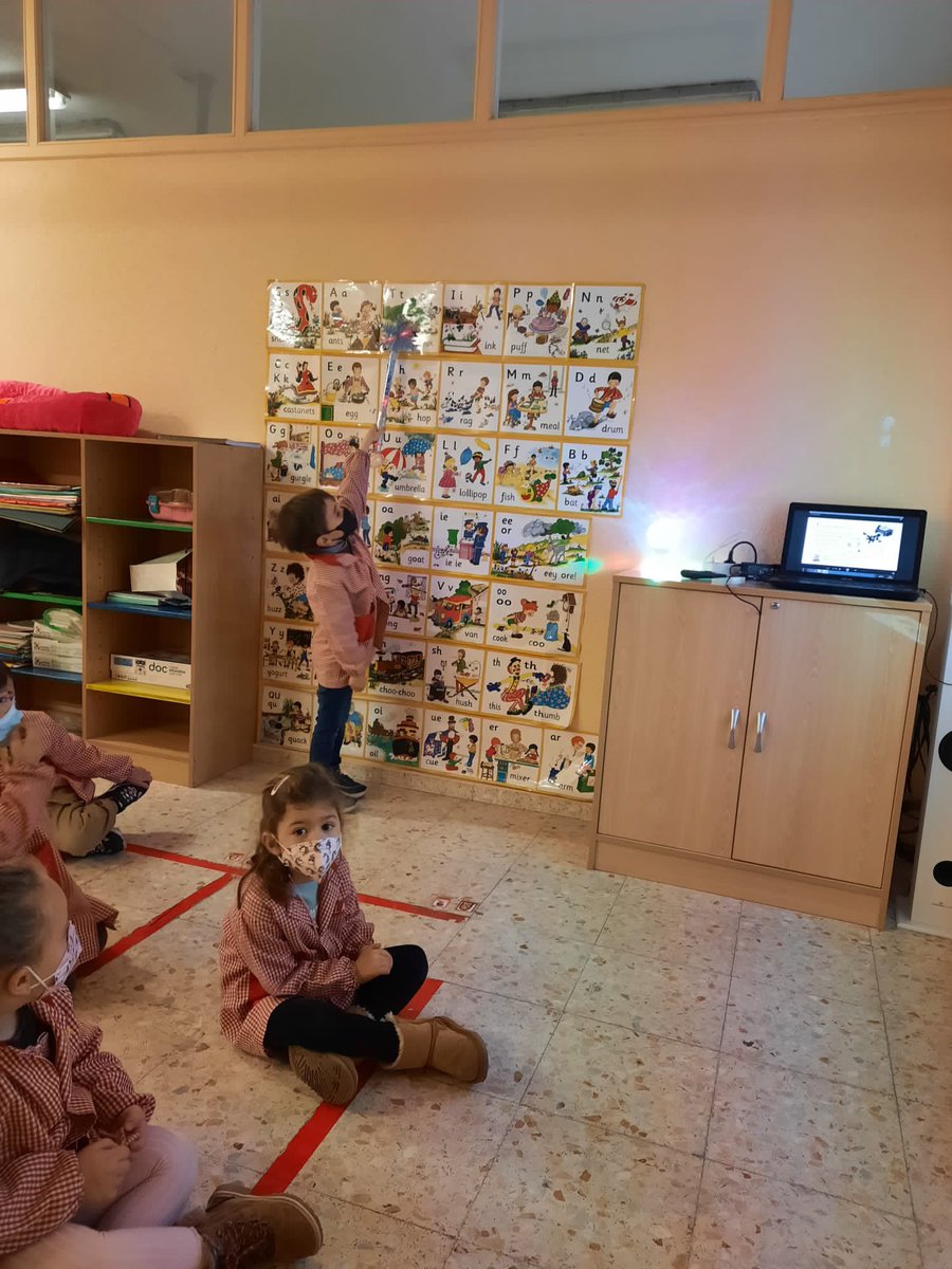 ccvirgenpenabem's tweet photo. Seguimos avanzando en la clase de Inglés con los JOLLY PHONICS en Infantil 4 años: canciones,  gestos, cuentos,  mascotas, varita mágica, friso de los sonidos, flash cards y el cuadernillo de escritura. ¡Lo han hecho fenomenal!
@ccvirgenpenabem  @FundEducere  #vpmola https://t.co/H1VGbPrcMb
