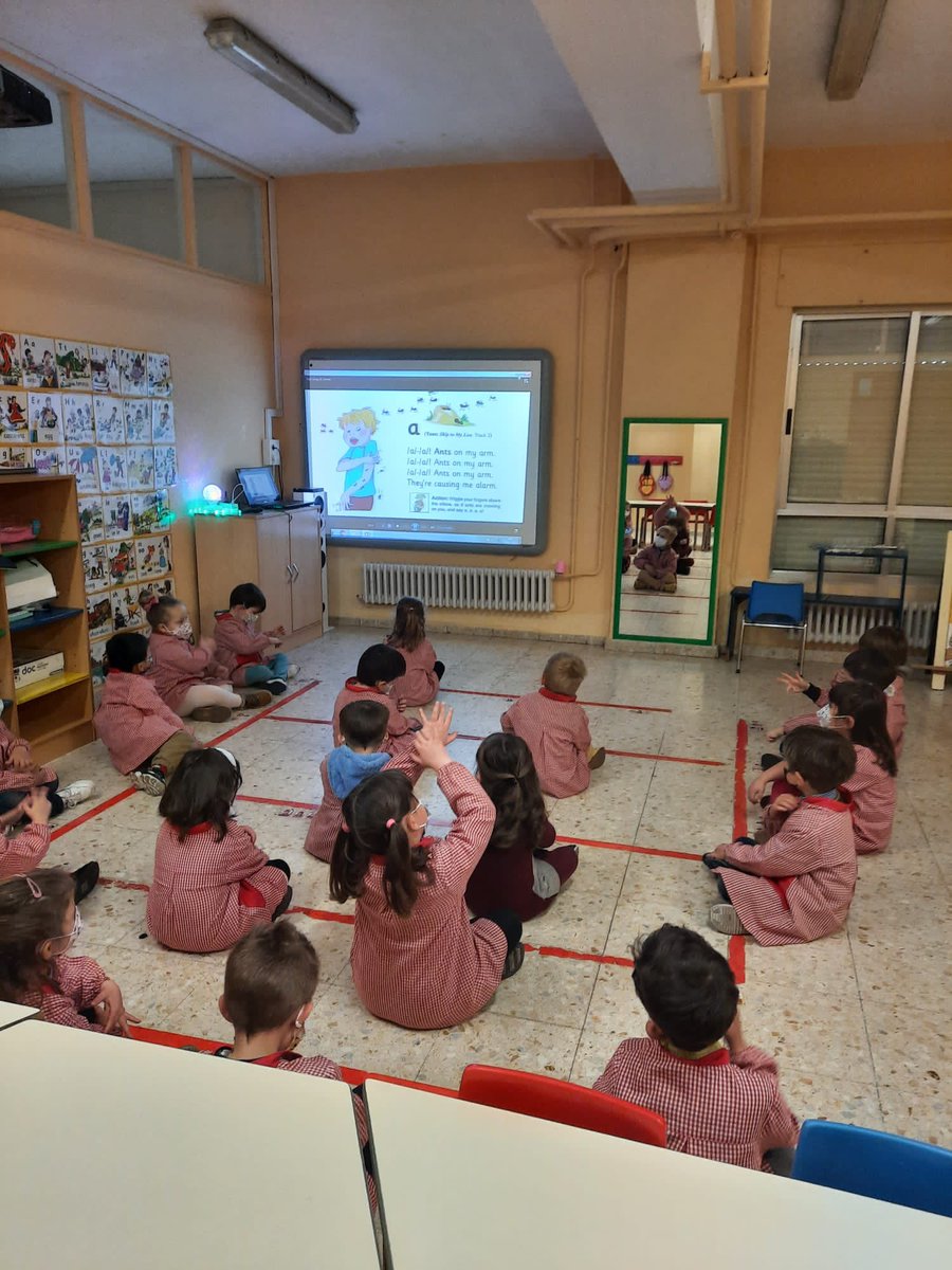 ccvirgenpenabem's tweet photo. Seguimos avanzando en la clase de Inglés con los JOLLY PHONICS en Infantil 4 años: canciones,  gestos, cuentos,  mascotas, varita mágica, friso de los sonidos, flash cards y el cuadernillo de escritura. ¡Lo han hecho fenomenal!
@ccvirgenpenabem  @FundEducere  #vpmola https://t.co/H1VGbPrcMb