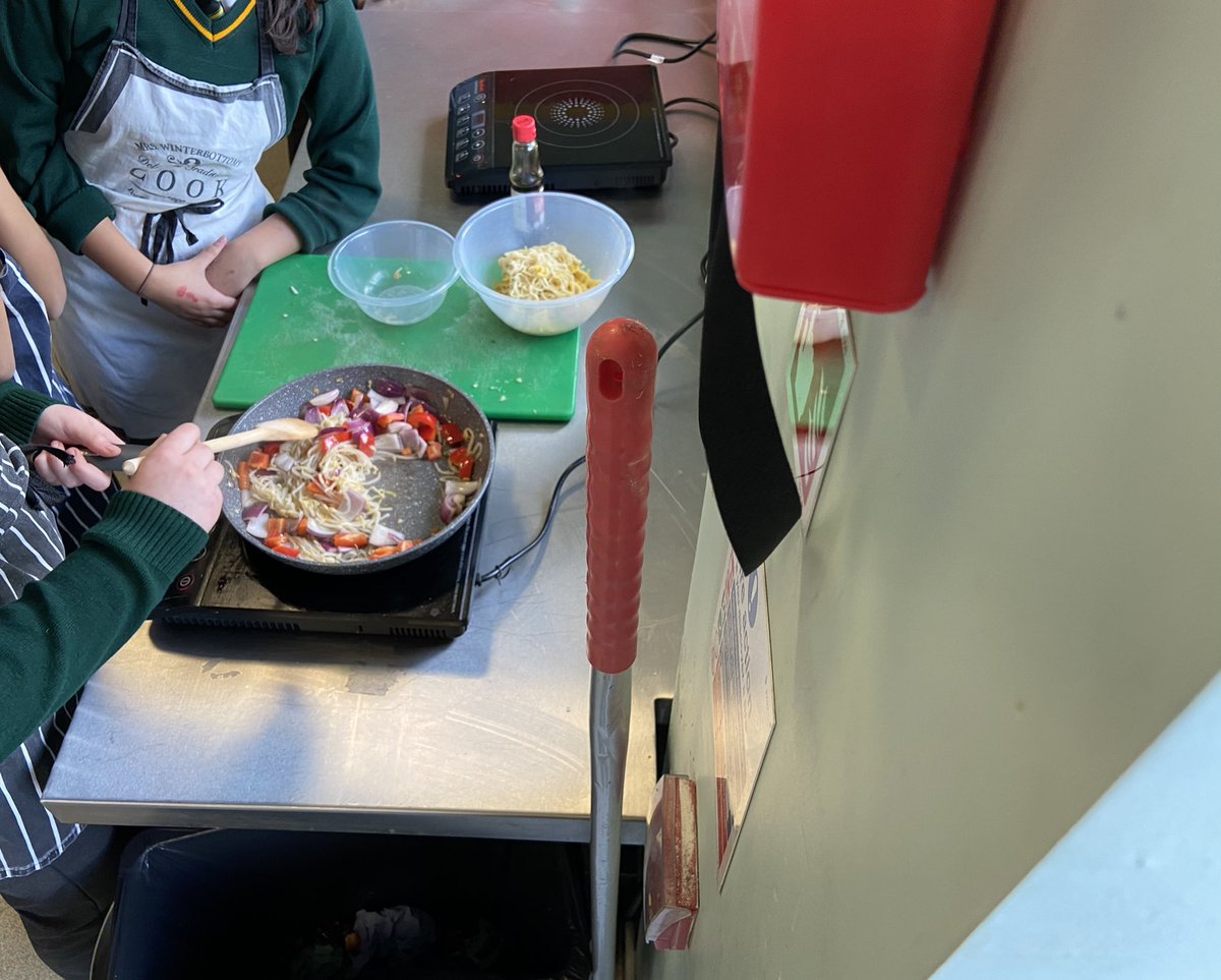 CmaFood's tweet photo. Year 8 cooking up a delicious vegetable stir fry today! https://t.co/NguUxo9Bbi
