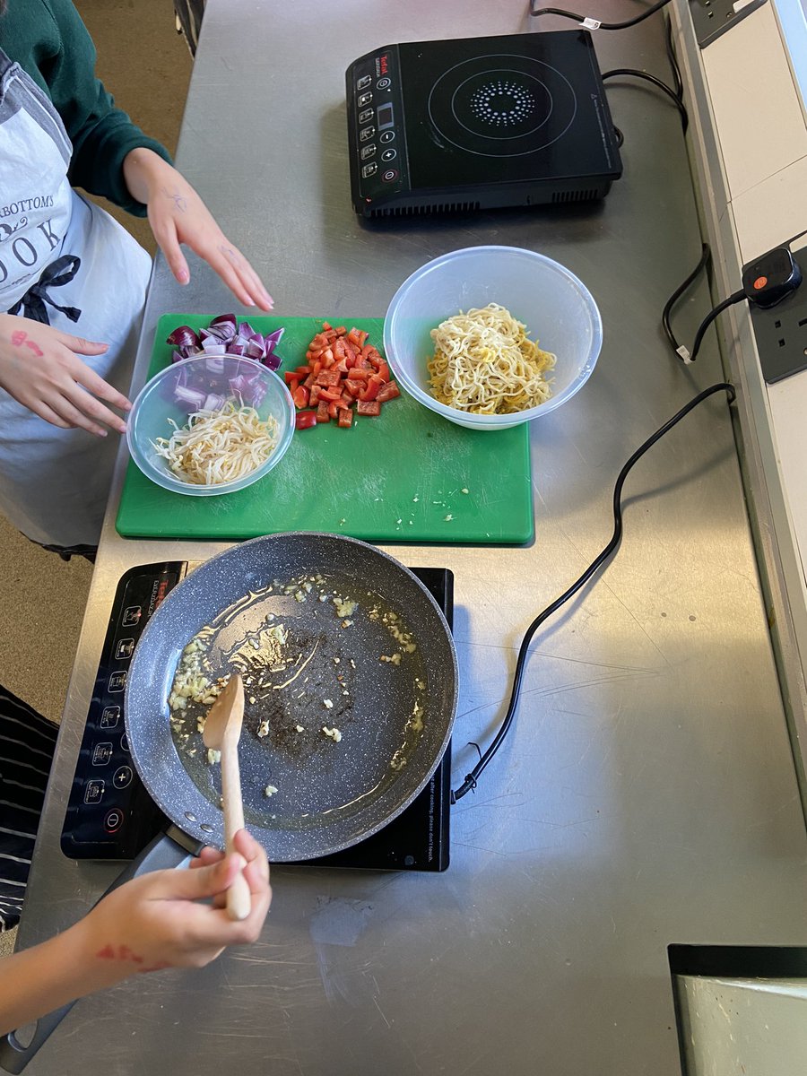 CmaFood's tweet photo. Year 8 cooking up a delicious vegetable stir fry today! https://t.co/NguUxo9Bbi