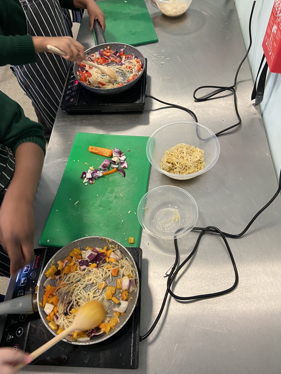 CmaFood's tweet photo. Year 8 cooking up a delicious vegetable stir fry today! https://t.co/NguUxo9Bbi