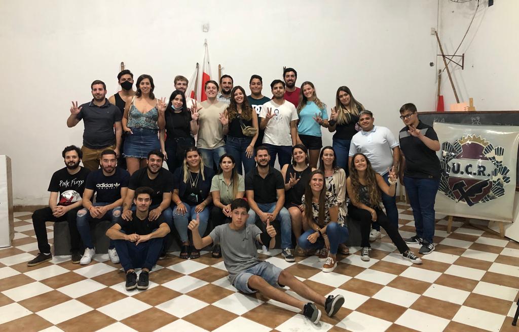 La generación militante que estamos construyendo tiene como desafío escuchar y trabajar más, para no sólo fortalecer al radicalismo hacia dentro, sino también hacia afuera: en la calle, en los barrios, con la gente, de forma activa y solidaria.

#JRLlegando 🇵🇱🇵🇱🇵🇱