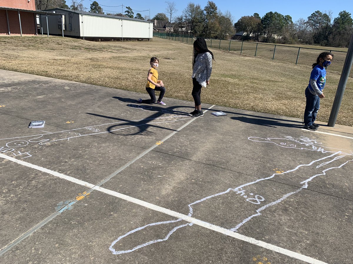 MrsKGreen2's tweet photo. We had so much fun yesterday observing how the sun appears to move across the sky and how our shadow changes!  Ss were so surprised at how their shadow changed! @KreinhopKISD https://t.co/haQD4ipLD2