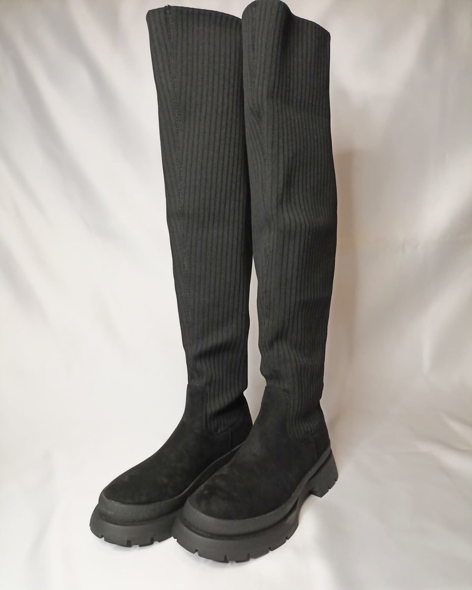 nyv_oficial's tweet photo. Modelo Rayven,bota alta con tejido elástico en toda la caña y suela dentada, tacón de 3,5cm, plataforma de 2,5cm y altura de caña de 55cm, se ajusta a cualquier tipo de pie y pierna, cómodas y perfectas.Disponible en negro, talla 36-41
#botas #rayven #alamoda #nyv #nyvoficial https://t.co/OFWVwezoiw