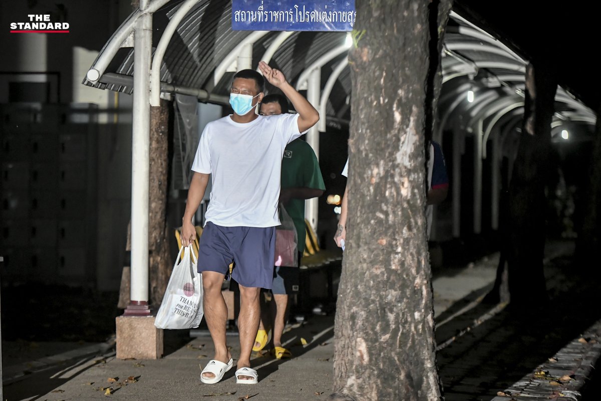 thestandardth's tweet photo. (1) อิสรภาพของ ‘ไผ่ ดาวดิน’ ในรอบ 6 เดือน หลังได้รับประกันตัวทุกคดี

ภาพ: ชาติกล้า สำเนียงแจ่ม
#TheStandardNews 
#TheStandardPhoto https://t.co/BDlNCHXJfn