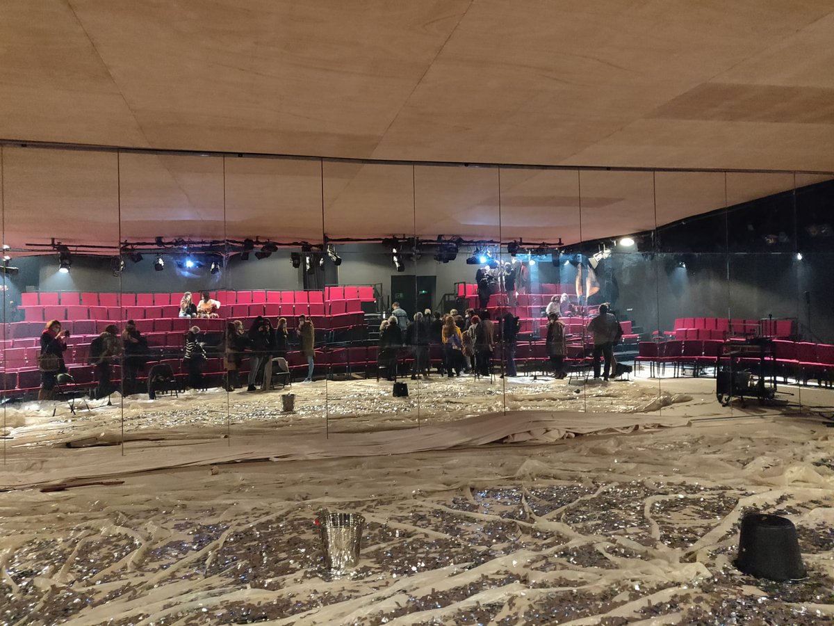 helmartorell's tweet photo. 🔥 Ja som d'espectacles intensos la @laiafs i jo, però ahir vam sortir de la @salabeckett esgotades.

A #AnimalNegreTristesa vam entrar dins d'un incendi que era molt més que flames i destrucció. Era patiment, remordiments i mort.

🔝Com sempre, gran @Larsgez. 

#PlanetaPersona https://t.co/QwasoZLxEE