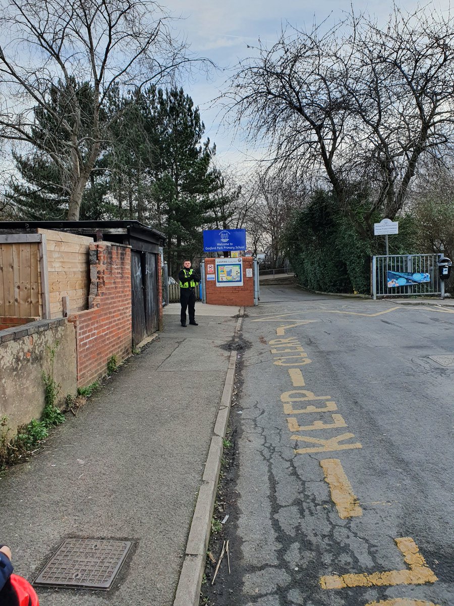 Officers from St Michaels neighbourhood team have been patrolling at various primary schools this morning interacting with pupils, parents and public alike and offering words of advice regarding road safety and parking. #neighbourhoodpolicing #saferschools #parkingbuddies