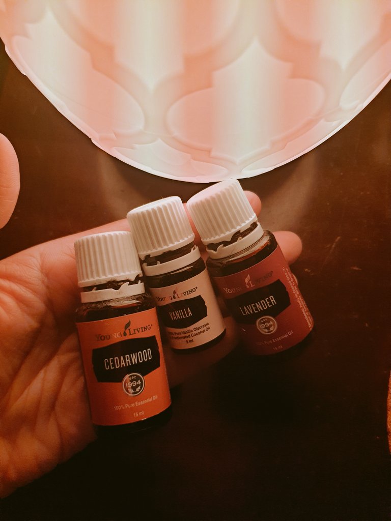 It has been a cool gloomy day... Let's tuck in early with this sweet beautiful blend (2,2,4 drops) <a href="/youngliving/">Young Living Essential Oils</a> #EssentialOil #SelfCare #SelfLove #YoungLiving 🇲🇾
