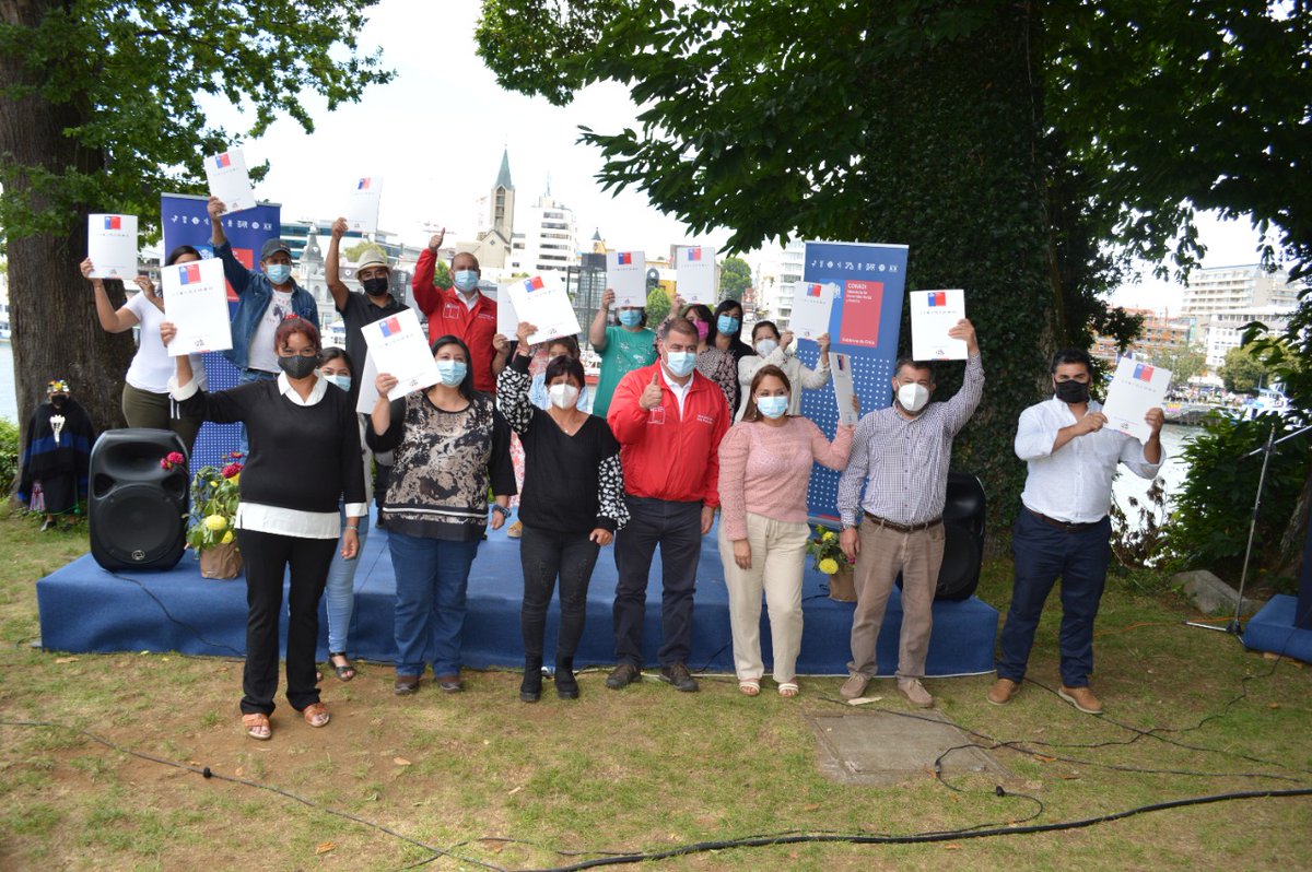 SerBorq's tweet photo. Feliz por las 167 familias #Mapuche de #LosRíos que recibieron Subsidios de Tierras. Gracias DN @CONADI_Gob @IMalig por acompañarnos y ver el orgullo de estas familias por las cuales trabajamos día a día. $4 mil millones de inversión, 646 hectáreas entregadas 👏👏💪 https://t.co/SwGonckbEW