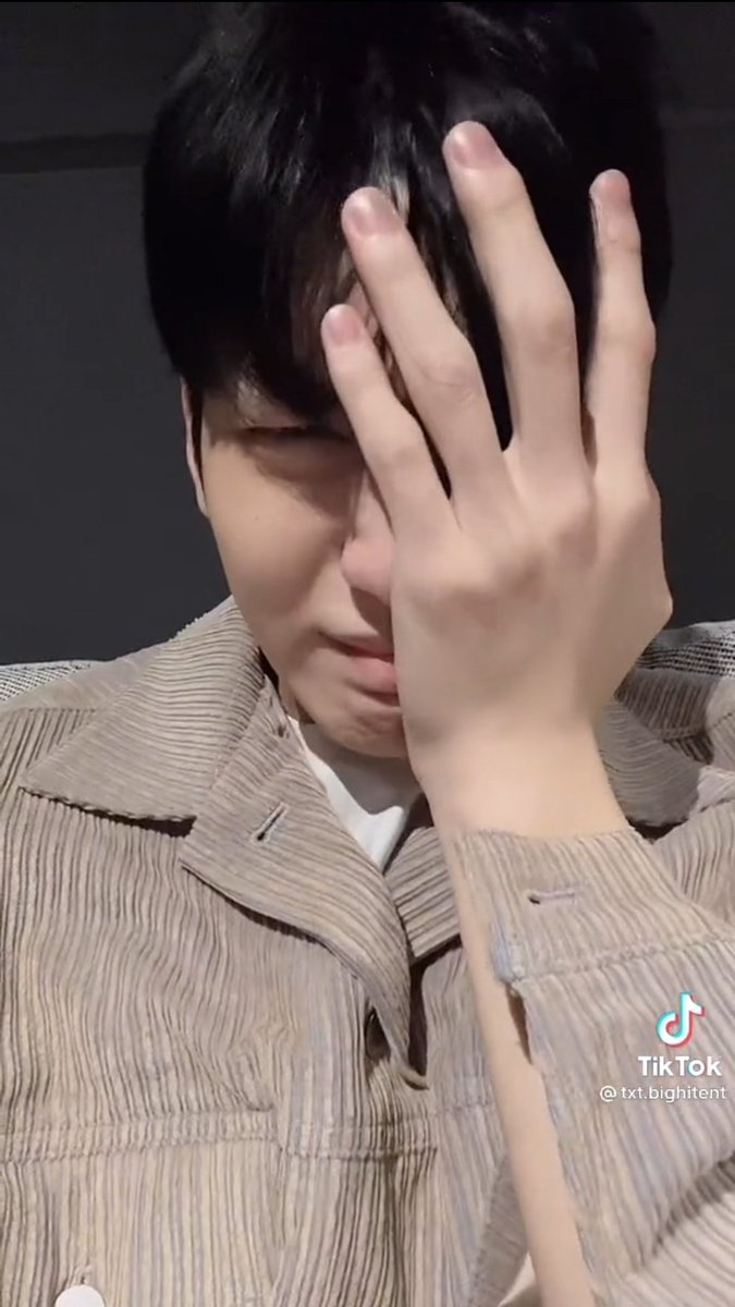 nckjudyz's tweet photo. i just think the difference between soobin's tiktoks and yeonjun's tiktoks is so funny and also describes their personality alot https://t.co/vM4FzvzdKw