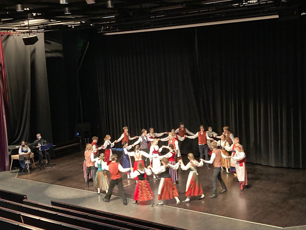 Abien iloista juhlintaa penkkaripäivänä: abishow ja purpuri, joka on lähes 100-vuotias perinne koulussamme - hyvä abimme!