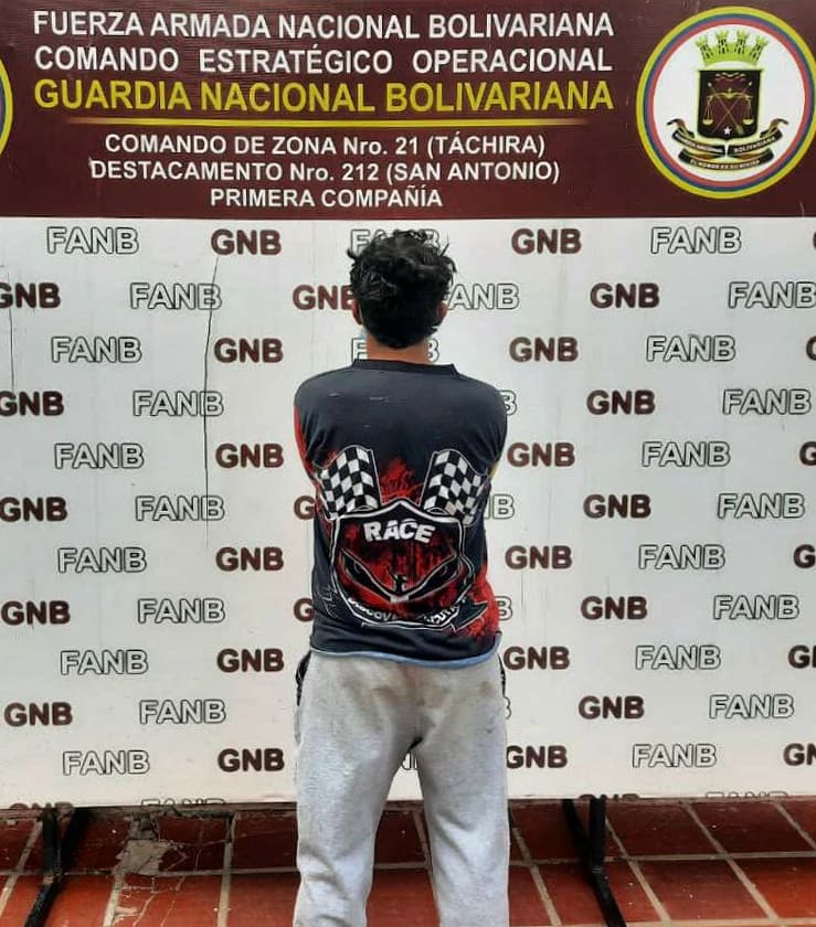 Informo a los tachirenses que detuvimos al ciudadano Francisco Cazorla Espina integrante de la Banda del Tren De Aragua por delitos de amedrentamiento, amenaza y extorsión a transeúntes venezolanos en el Puente Simón Bolívar en San Antonio del #Táchira. ¡No permitiremos mafias!
