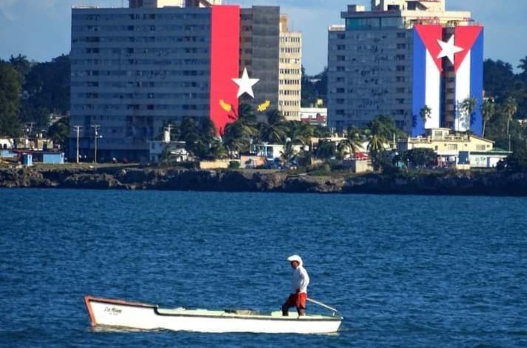 gpppmatanzas's tweet photo. #Matanzas orgullosa de sus inmensas enseñas tricolores❤️🇨🇺

"Si deshecha en menudos pedazos
llega a ser mi bandera algún día...
¡nuestros muertos alzando los brazos
la sabrán defender todavía..."

#RevolucionCubana #60DeResistencia #MatancerosEnVictoria ✊🇨🇺 https://t.co/pbB9FqSPRS