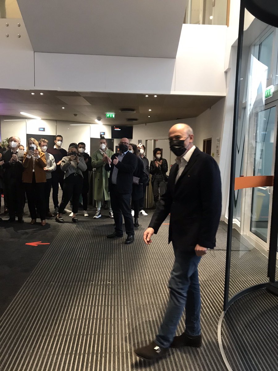 BeaMandine's tweet photo. Accueil chaleureux, souvenirs et remerciements ce matin @orange Gardens des hommes et des femmes de l’ #innovation promue depuis 12ans par @srichard  #HumanInside #ShowHello #MerciStephane https://t.co/FIuNA9duJd