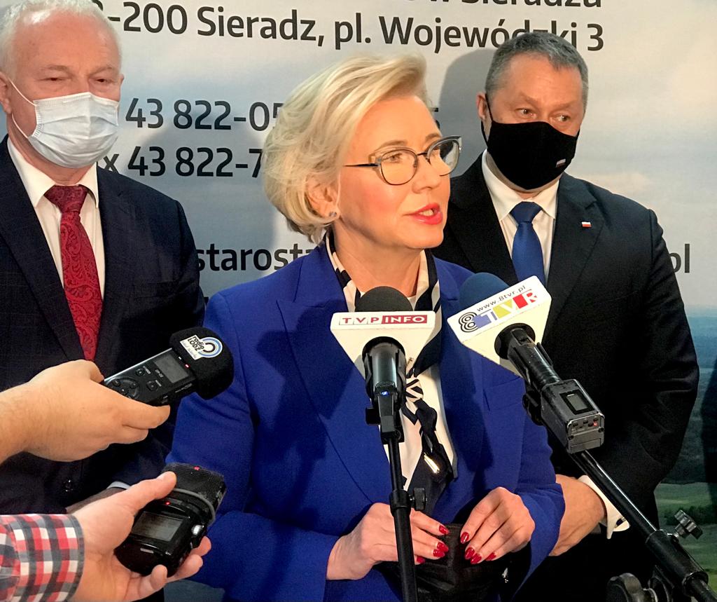 MEN_GOVPL's tweet photo. 💬 Pracujemy nad ustawą o wsparciu dzieci, uczniów i rodzin. W sytuacji, gdy dziecko jest zagrożone niepełnosprawnością, chcemy, by jego rodzina została objęta wsparciem od momentu narodzin do ukończenia szkoły – wiceminister @MarzenaMachalek w #Sieradz #SCWEW #edukacjawlaczajaca https://t.co/trtVqXkXsW