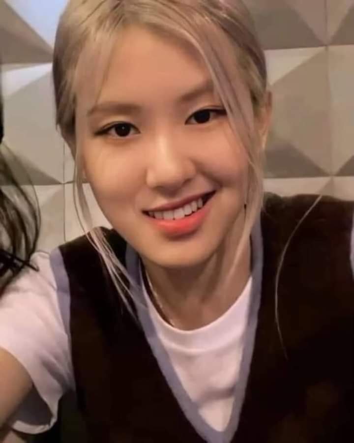 Chaeng là người yêu của mình nha nên mọi đừng giành với tui nữa 
HAPPY HALF FIFTY ROSÉ 
#OurRockstarROSÉDay 
#봄의시작_채영아_생일축하해