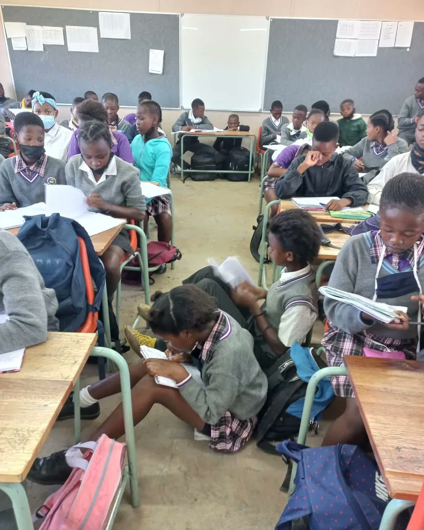 BonganiNx's tweet photo. Somebody please fix this!! We cant acquire black excellence if the foundation of our education system is going to continue like i plead 😓with you honorable 🙏🏾 @angiemotshega please fix this, theres a glitch in the system 🤔😓
#Fixourschools
#Backtoschool 
#BlackExcellencetaited https://t.co/PtdHxXTtez