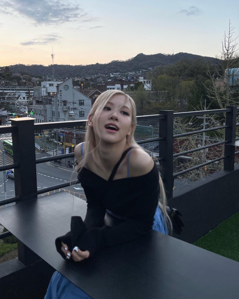 roseylook's tweet photo. happy birthday to korea’s golden voice and the sweetest person in existence. i hope u have an amazing day rosé! we love you so much 💕

HAPPY HALF FIFTY ROSÉ 
#OurRockstarROSÉDay 
#봄의시작_채영아_생일축하해 https://t.co/j3aDVz4tpy