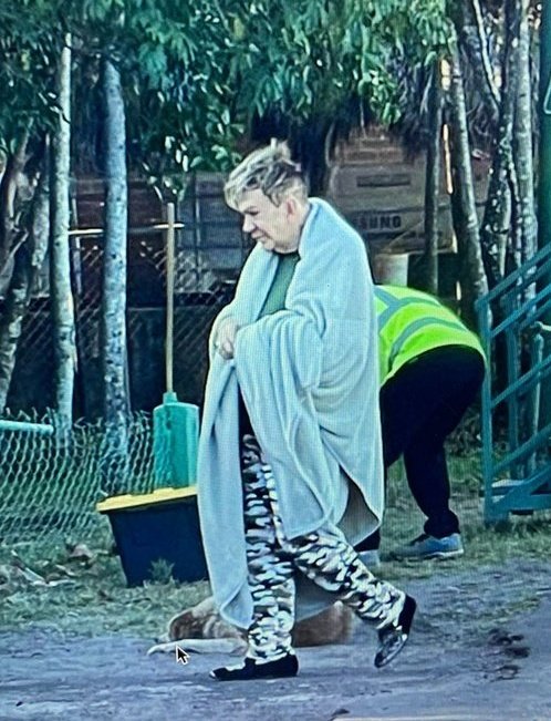 Saliendo a abrirle el portón al técnico del aire, que dijo que iba a llegar a la 6:30am, y de verdad llega a las 6:30am