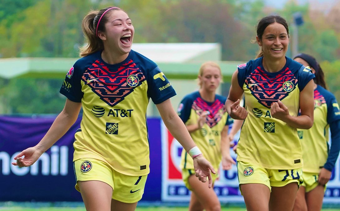 AMERlCANISMO's tweet photo. Sonrían 😁, hoy juega Club América Femenil 👏🏽🦅💛⚽️ https://t.co/uPeeE7hQd1