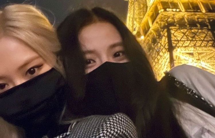 BPINKLATINO's tweet photo. JS:cualquier expectativas que tengas,Rosé la va a superar todas 

JN:Es tan hermoso cuando ella canta y toca la guitarra.Nunca vas a encontrar ese tipo de voz encantadora. 
 
LS:Nos volvimos dos gotas de agua.  gemelas de verdad. 

HAPPY HALF FIFTY ROSÉ
#OurRockstarROSÉDay https://t.co/Qocf1XX8yE