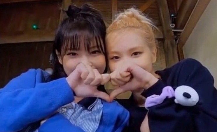 BPINKLATINO's tweet photo. JS:cualquier expectativas que tengas,Rosé la va a superar todas 

JN:Es tan hermoso cuando ella canta y toca la guitarra.Nunca vas a encontrar ese tipo de voz encantadora. 
 
LS:Nos volvimos dos gotas de agua.  gemelas de verdad. 

HAPPY HALF FIFTY ROSÉ
#OurRockstarROSÉDay https://t.co/Qocf1XX8yE