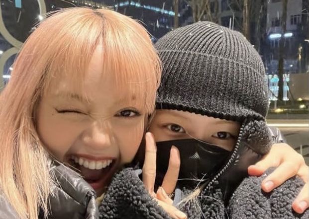 BPINKLATINO's tweet photo. JS:cualquier expectativas que tengas,Rosé la va a superar todas 

JN:Es tan hermoso cuando ella canta y toca la guitarra.Nunca vas a encontrar ese tipo de voz encantadora. 
 
LS:Nos volvimos dos gotas de agua.  gemelas de verdad. 

HAPPY HALF FIFTY ROSÉ
#OurRockstarROSÉDay https://t.co/Qocf1XX8yE