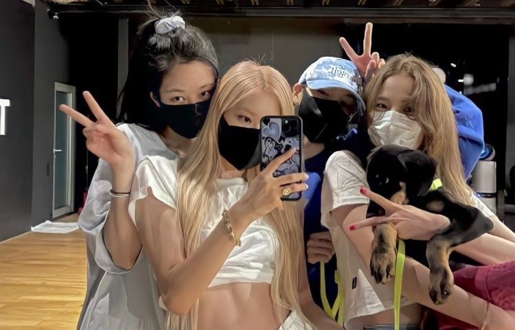 BPINKLATINO's tweet photo. JS:cualquier expectativas que tengas,Rosé la va a superar todas 

JN:Es tan hermoso cuando ella canta y toca la guitarra.Nunca vas a encontrar ese tipo de voz encantadora. 
 
LS:Nos volvimos dos gotas de agua.  gemelas de verdad. 

HAPPY HALF FIFTY ROSÉ
#OurRockstarROSÉDay https://t.co/Qocf1XX8yE