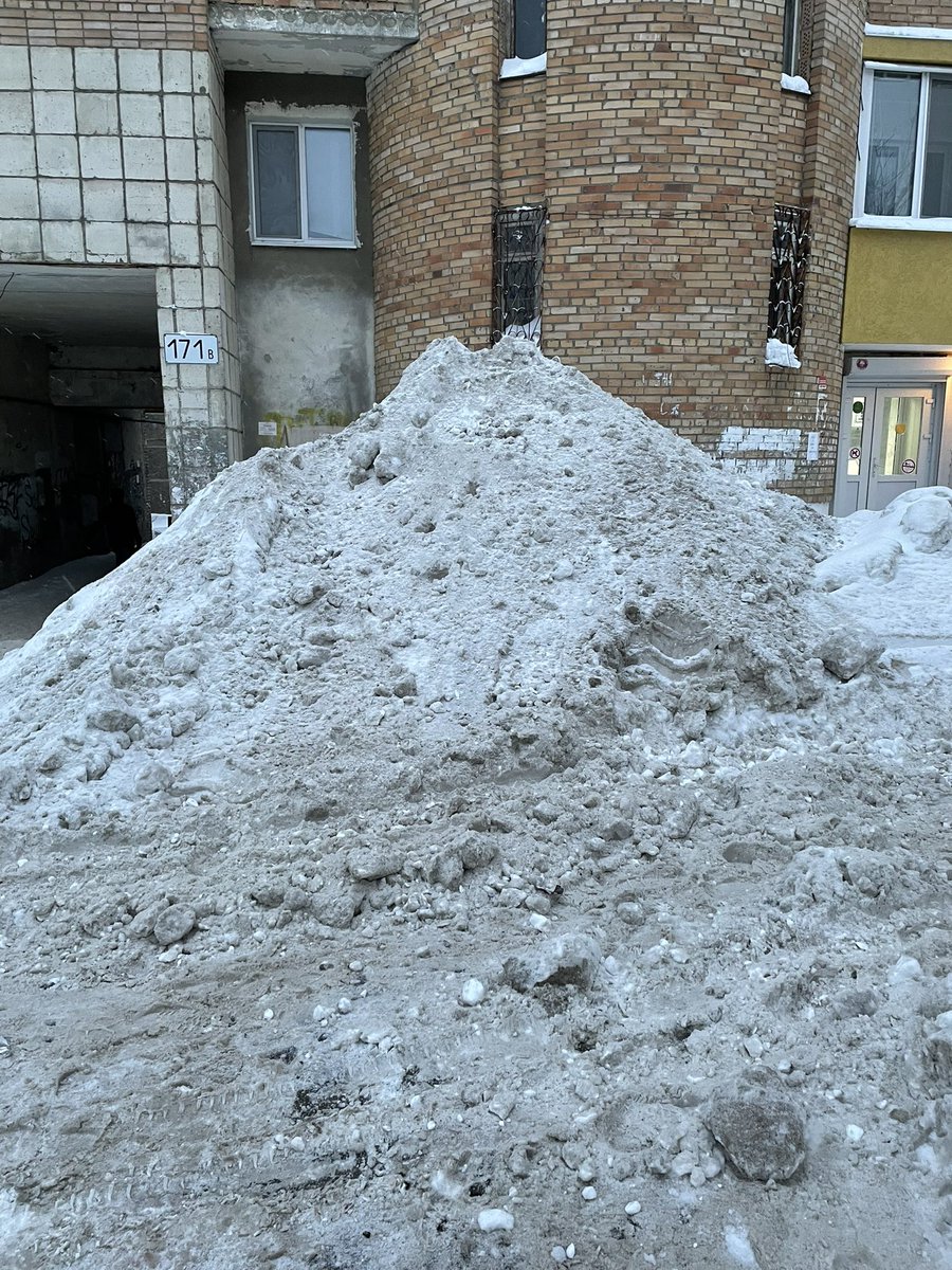 @SODEDDS <a href="/E_Lapushkina/">Елена Лапушкина</a> <a href="/DepGorHozSamara/">Департамент ГХиЭ</a> <a href="/AdmSov/">Администрация Советского района г. о. Самара</a> <a href="/MP_Blago63/">МП Благоустройство</a> Вот такая тропинка к дороге. И снег возле магазина Все для азс  чистили и складируют возле арки, почти на проходе, уже до 2 этажа почти высота
