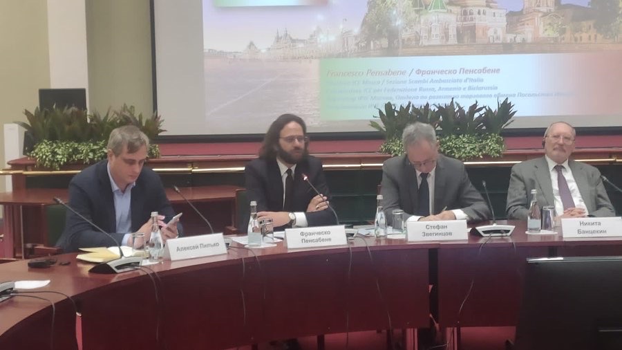ITAMoscow's tweet photo. Oggi il Direttore di @ITAMoscow , Francesco Pensabene, ha illustrato le opportunità per le aziende 🇮🇹nel mercato delle energie rinnovabili in 🇷🇺nel contesto della Conferenza “La Cooperazione Italo-russa per lo sviluppo di un'economia verde e innovativa”, ➡️ https://t.co/WDYOfcxRuR
