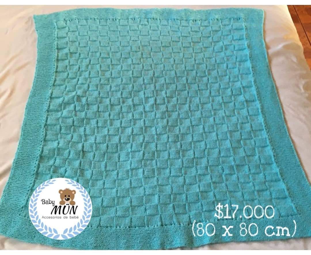 Hoy estoy triste. Mi mamá, mujer de 65 años, esforzada, separada, noble, está desempleada. Y a pesar de su artrosis se lo pasa tejiendo estos hermosos chales de bebé. Los publicamos siempre para que pueda ganar algo pero nadie los compra. RT plis, tal vez a alguien les guste😕