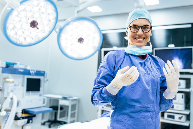 DrVivienBrown's tweet photo. #Women are 32% more likely to die post-op if their surgeon is a man. https://t.co/UJSNddPz9z Both male and female patients have better health outcomes w/ #womansurgeons. More this #SaturdayMorning w/ @MarilynWetston #zoomerradio AM 740 @ 8am https://t.co/hOBX2L7UrC