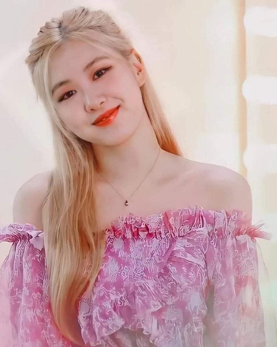 Có 1 cô idol xinh đẹp tài năng luôn yêu thương fan hết mực và chỉ còn vài phút nữa thôi là tới sinh nhật chị rồi 
HAPPY HALF FIFTY ROSÉ 
#OurRockstarROSÉDay 
#봄의시작_채영아_생일축하해