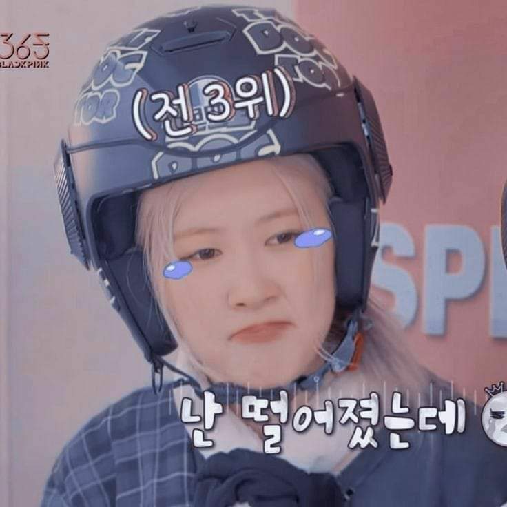 Tranvy2505's tweet photo. Có ai biết chị bị cận mấy đọ không ạ cho mình biết với 
HAPPY HALF FIFTY ROSÉ 
#OurRockstarROSÉDay 
#봄의시작_채영아_생일축하해 https://t.co/4GGPLeEU2f
