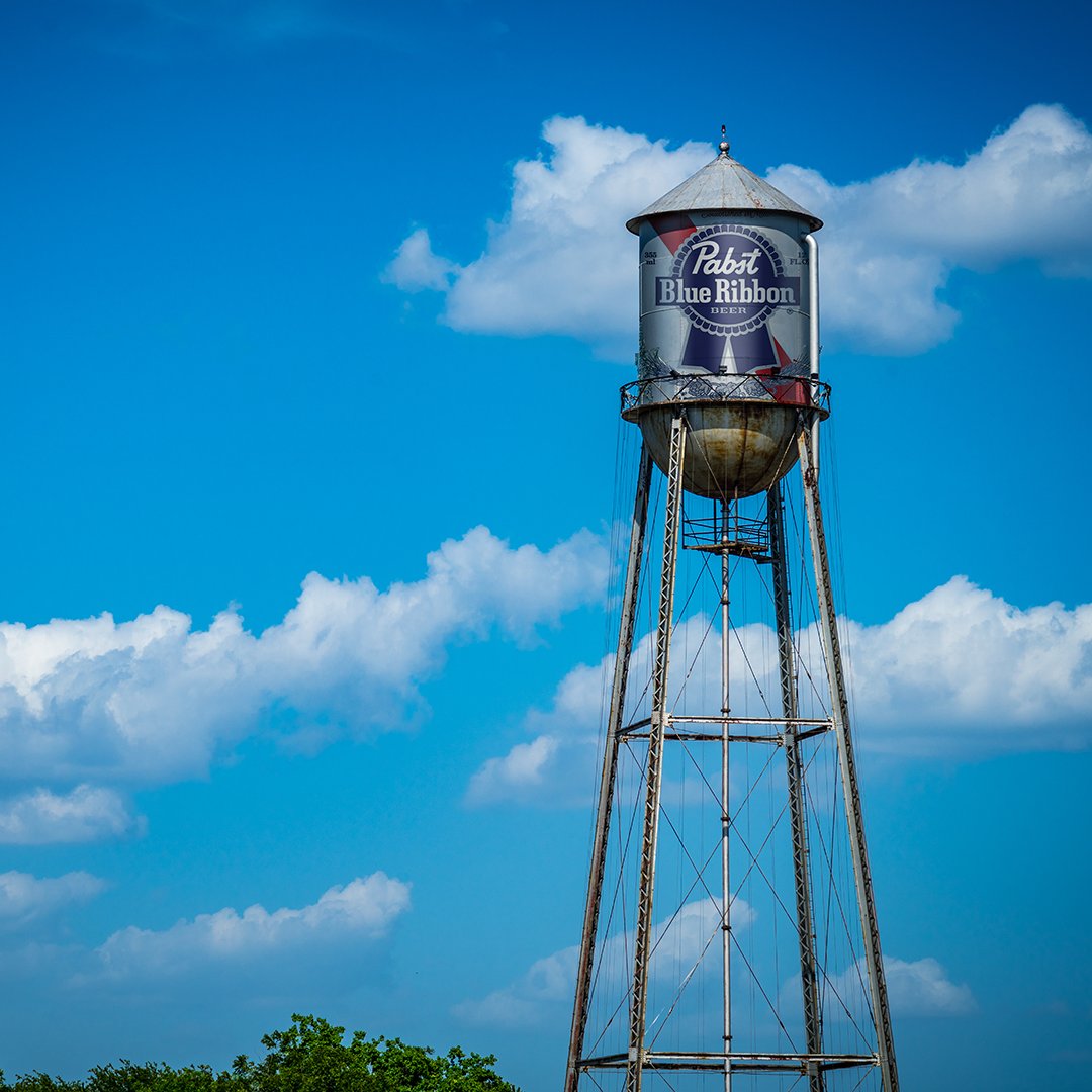 PabstBlueRibbon's tweet photo. what if instead of water towers we had pbr towers https://t.co/GYKsO8mq75