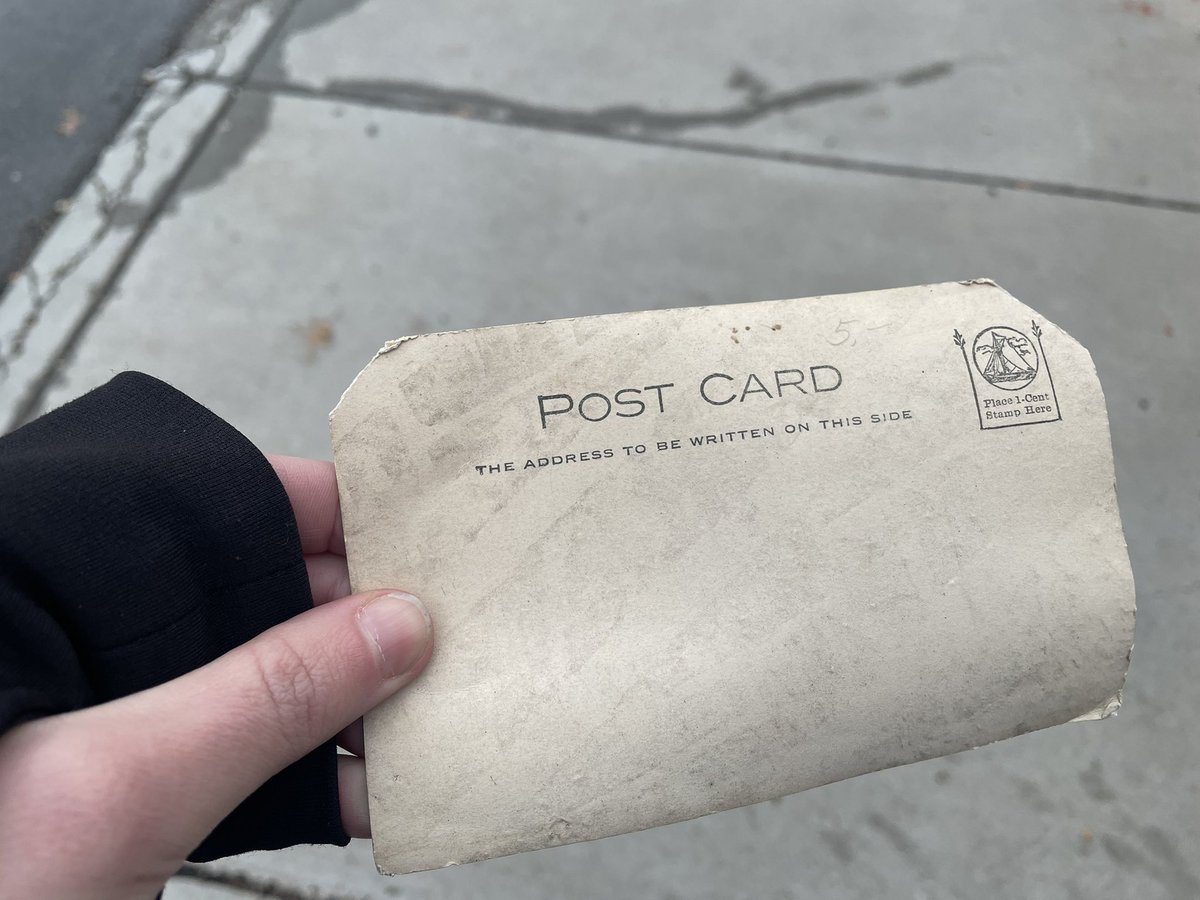 #GM! I’ve been slacking on Twitter but wanted to share a sidewalk #trashfind. This is prob. over 100 years old but I can’t figure out the exact model. It looks close to a lot of things but the details set it apart. Anyone know? #oldcar #classiccar #antique