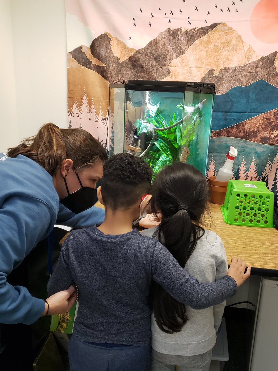KWBJaldin's tweet photo. Today we finally met @KWBPascal, so  excited to have it on our school. Thank you @KWBHollander @BarrettAPS   #Kwbpride https://t.co/acYtU0Grsw