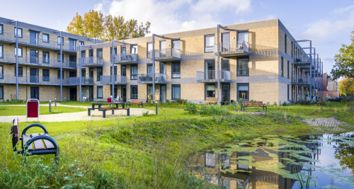Platform31's tweet photo. Een gebouw speciaal ontworpen door en voor huurders die actief aan de #wooncommunity bijdragen. Bedoeld om elkaar te ontmoeten en (leren) kennen. Dat is de kern van Elderburen in Arnhem. Hoe kwam dit nieuwe, inclusieve #woonconcept van de grond? Lees meer: https://t.co/Hq2lJEtWp9 https://t.co/G3X83tkOOy