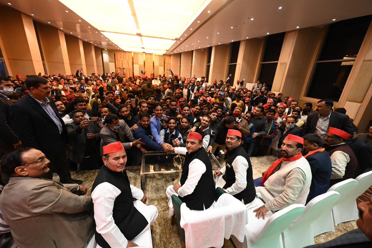 samajwadiparty's tweet photo. बरेली में माननीय राष्ट्रीय अध्यक्ष जी की कार्यकर्ताओं से बातचीत। https://t.co/cPfQWUdize